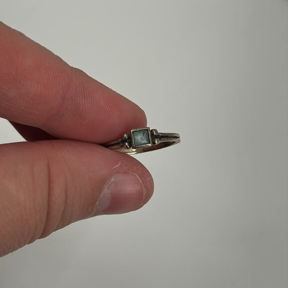 Small square cut sterling silver blue topaz ring - Picture 2 of 4